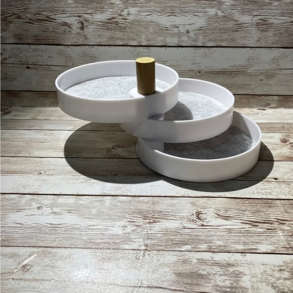 The2Bandits Tiered Catchall Tray Organizer in White, FabFitFun 2021, NEW IN BOX